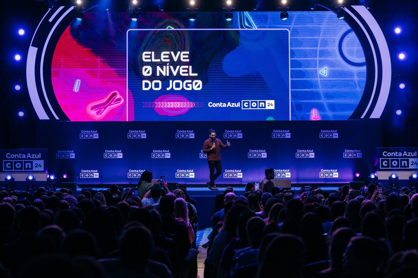 Conta Azul Con 2024 main stage with the Eleve o nível do jogo identity